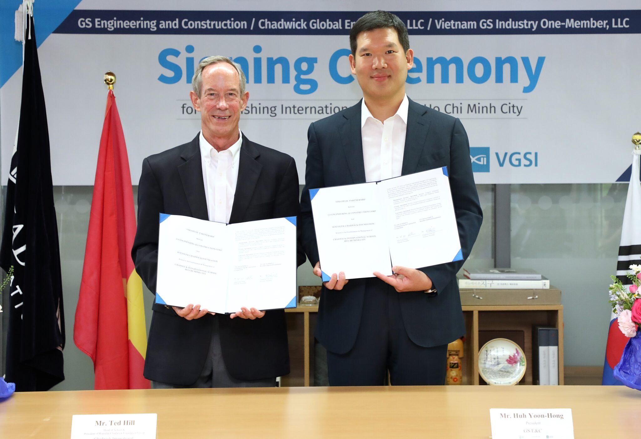 Ảnh: VGSI – Ông Ted Hill (Chadwick Internation School) và Ông Huh Yoon-Hong (Chủ Tịch GS E&C Hàn Quốc) tại buổi Ký kết hợp tác